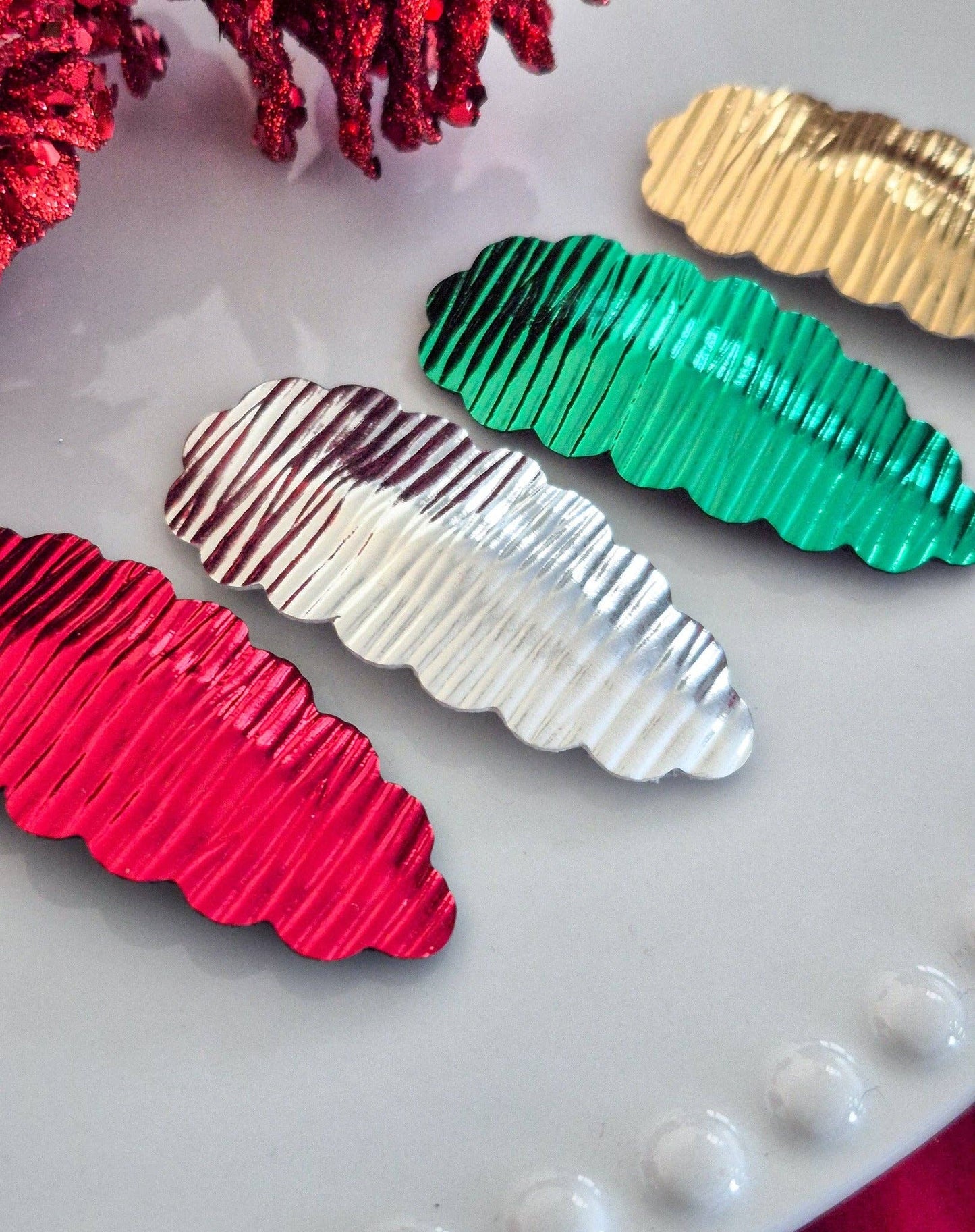 Holiday Gleam Vegan Leather 2.5in Scallop Oval Snap Clip 4pk