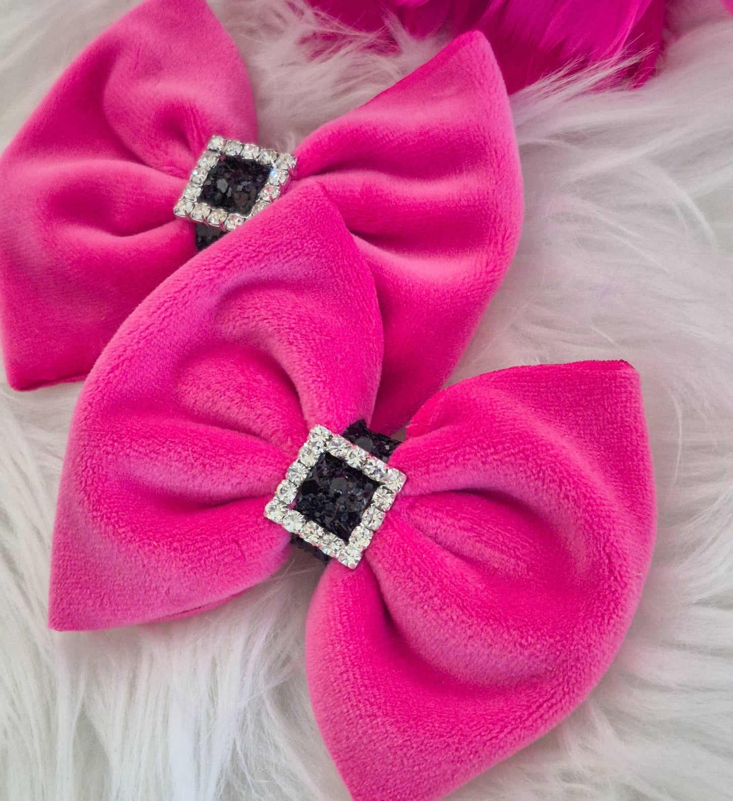 Hot Pink Plushy Velvet Santa Bow Savannah Bow Piggies Set