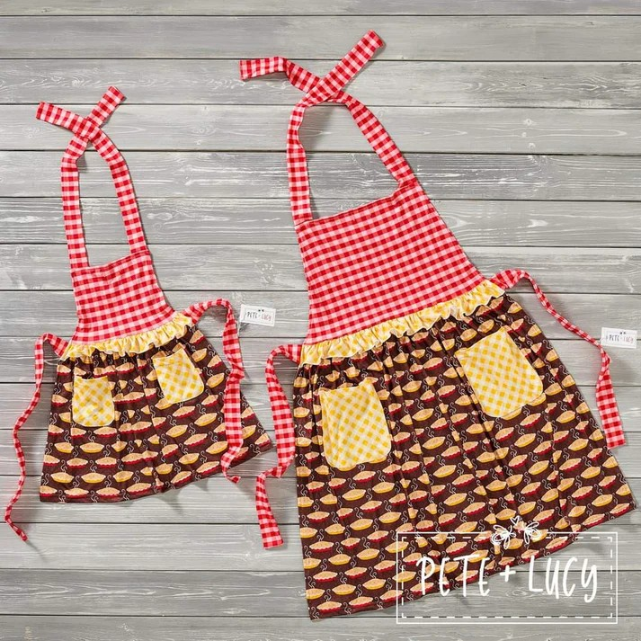 Mommy & Me Holiday Aprons 8 Piece Set
