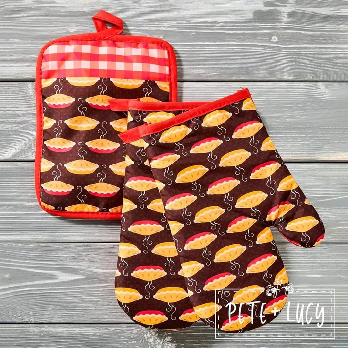 Mommy & Me Holiday Aprons 8 Piece Set